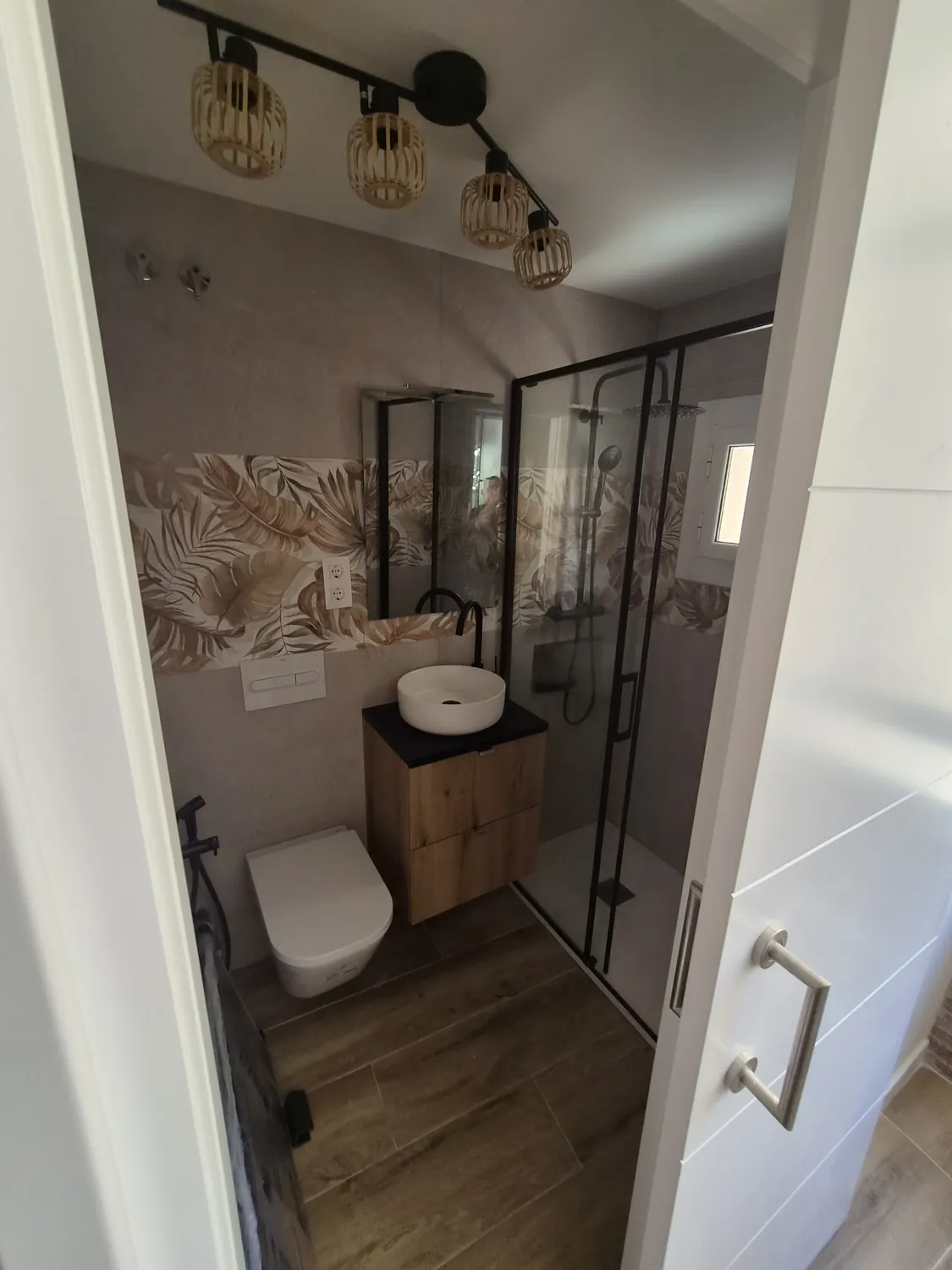 Baño renovado con mampara de cristal