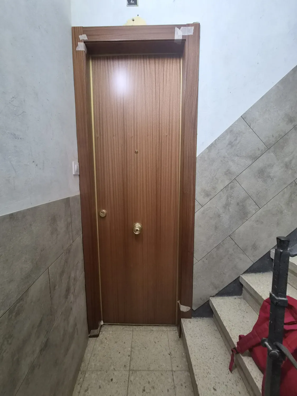 Puerta de madera instalada