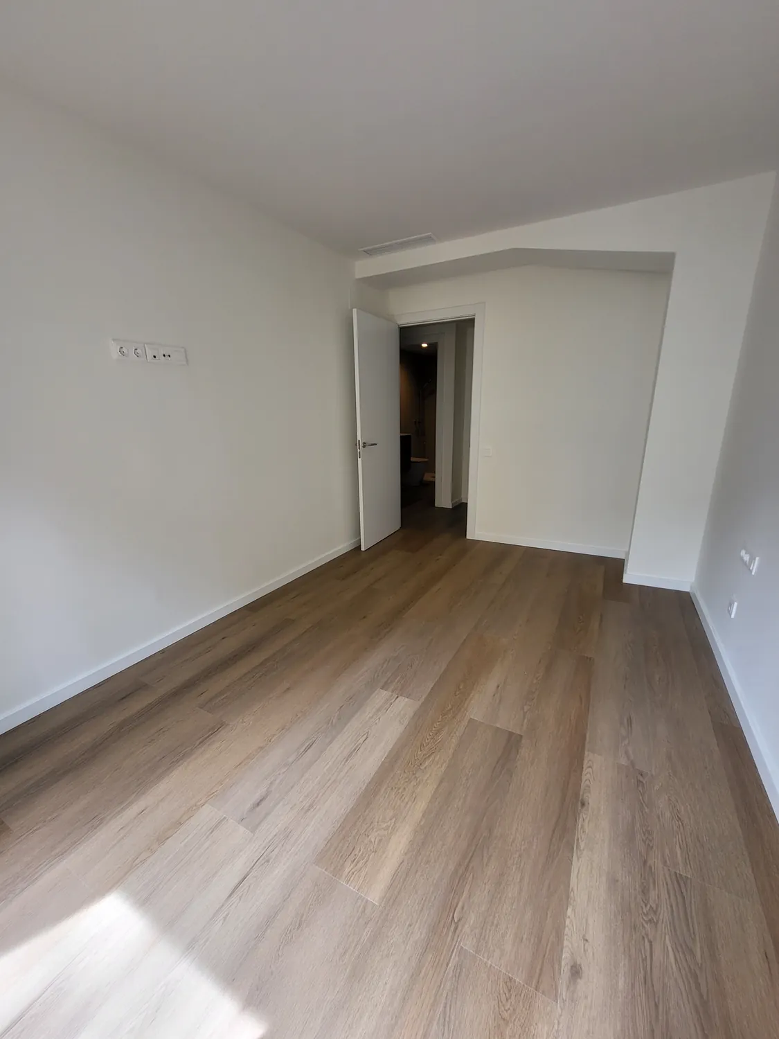 Estancia terminada con suelo de madera
