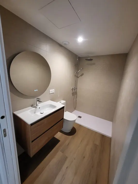 Baño reformado con mueble de madera